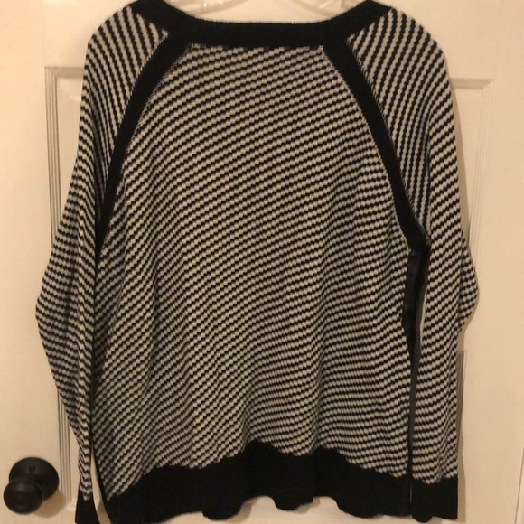 Two by Vince Camuto Black and White Houndstooth Sweater - Picture 3 of 8